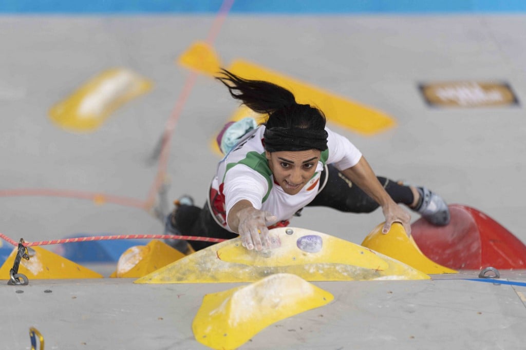 Iranian greeted as hero after competing without hijab