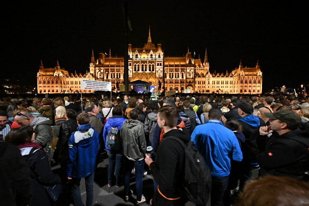 Thousands join Hungary teacher rebellion over ‘humiliating’ pay