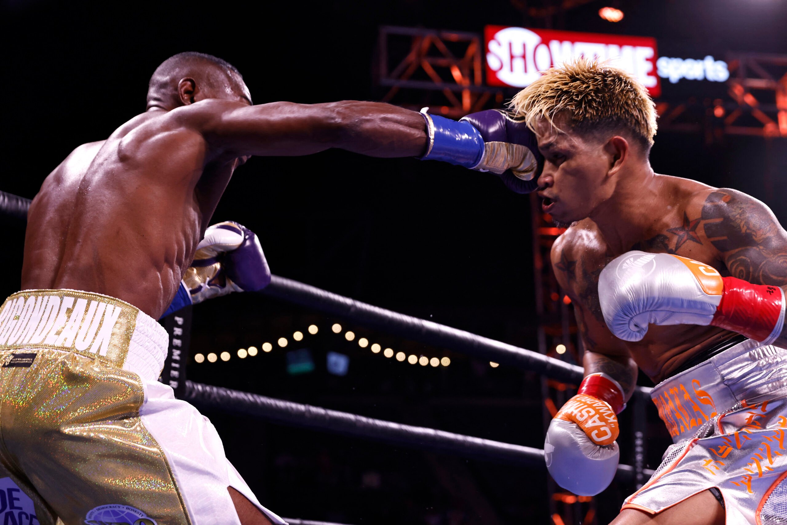 MICHAEL OWENS/AGENCE FRANCE-PRESSE
Last time he fought, John Riel Casimero (right) had to go through the wringer to beat Guillermo Rigondeaux of Cuba on a 12-round split decision in August last year in Carson, California.