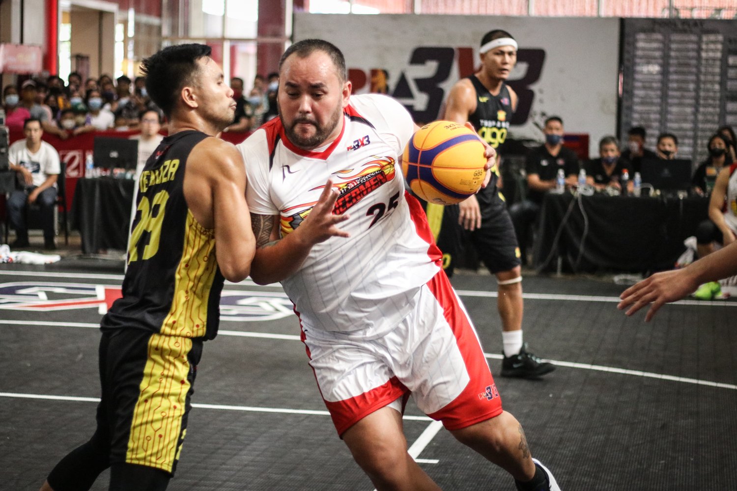 KEN Bono (right) and San Miguel seek to defend their PBA 3x3 title against Gryann Mendoza and TNT. | PHOTOGRAPH COURTESY OF PBA