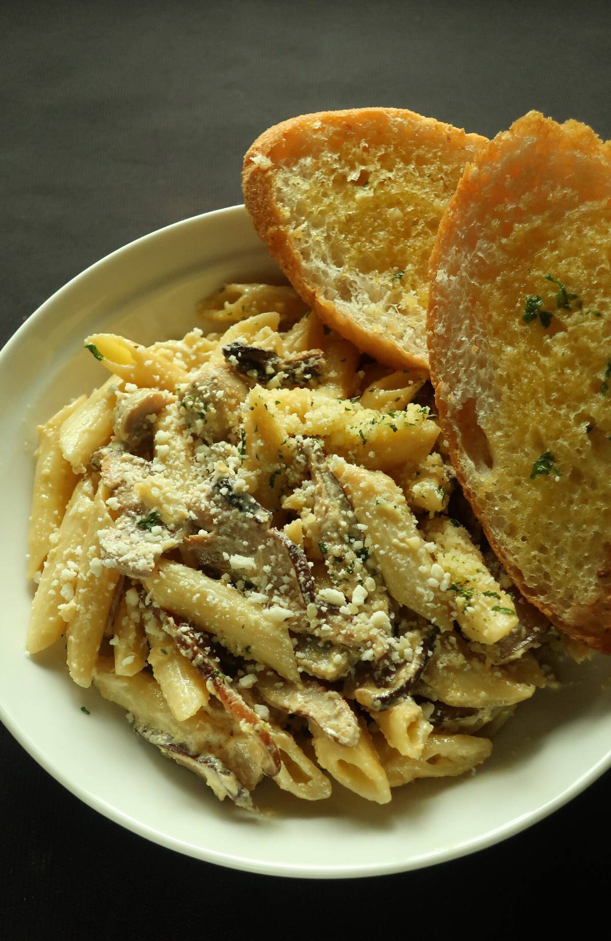 <strong>Photographs by Dolly Dy-Zulueta for the Daily Tribune</strong><br />Truffle cream pasta.