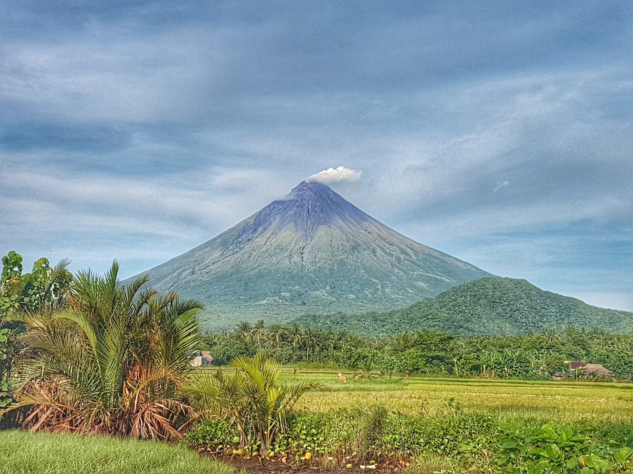 Mayon exhibits volcanic plumes emission