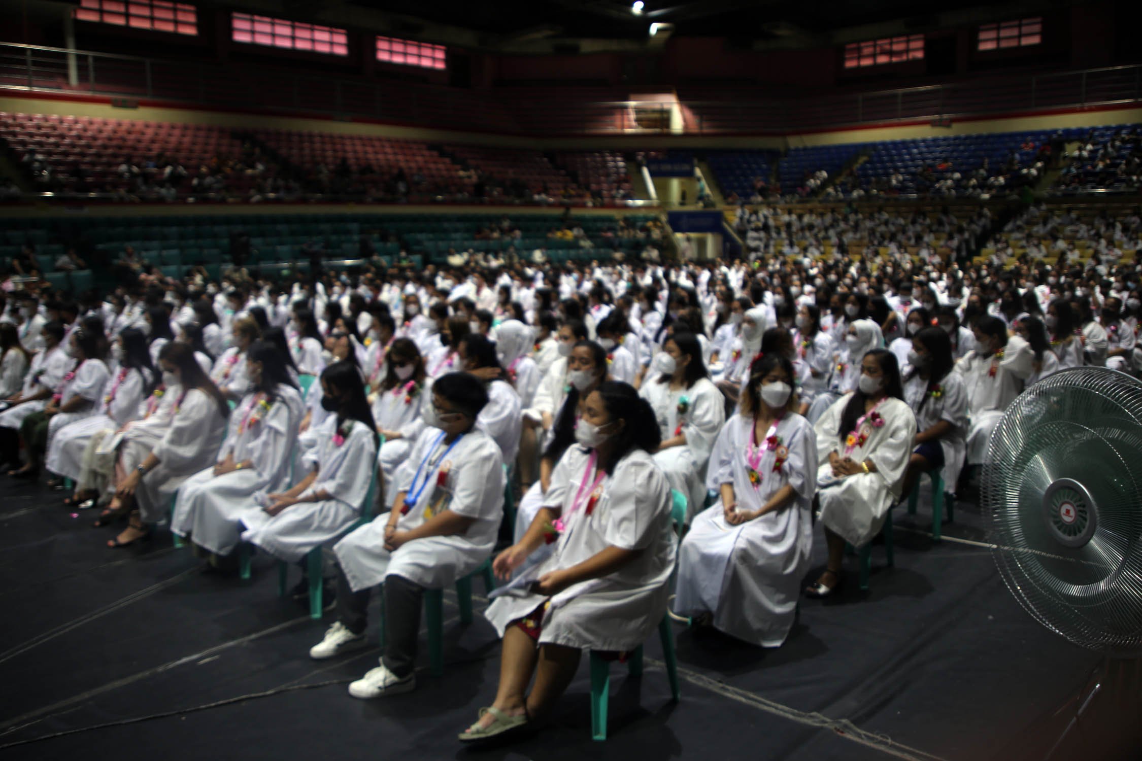 SOME 1000 students of the Department of Education’s Alternative Learning System attend their graduation ceremony at the Cuneta Astrodome in Pasay City Friday hoping to join the ranks of the employed in the wake of the ongoing pandemic. | PHOTOGRAPH BY AL PADILLA FOR THE DAILY TRIBUNE @tribunephl_al