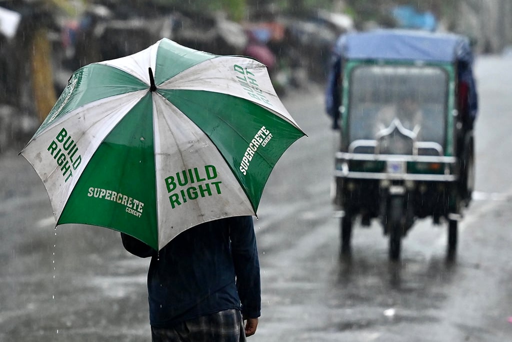 Bangladesh evacuates 400,000 from cyclone’s path
