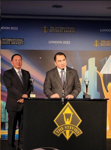 DivinaLaw managing partner Atty. Nilo T. Divina accepts the award after being recognized as Executive of the Year.