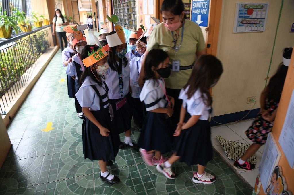 Teachers’ group questions DepEd order preventing social media interaction with students