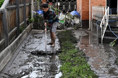 Australians rescued from roofs after flash floods