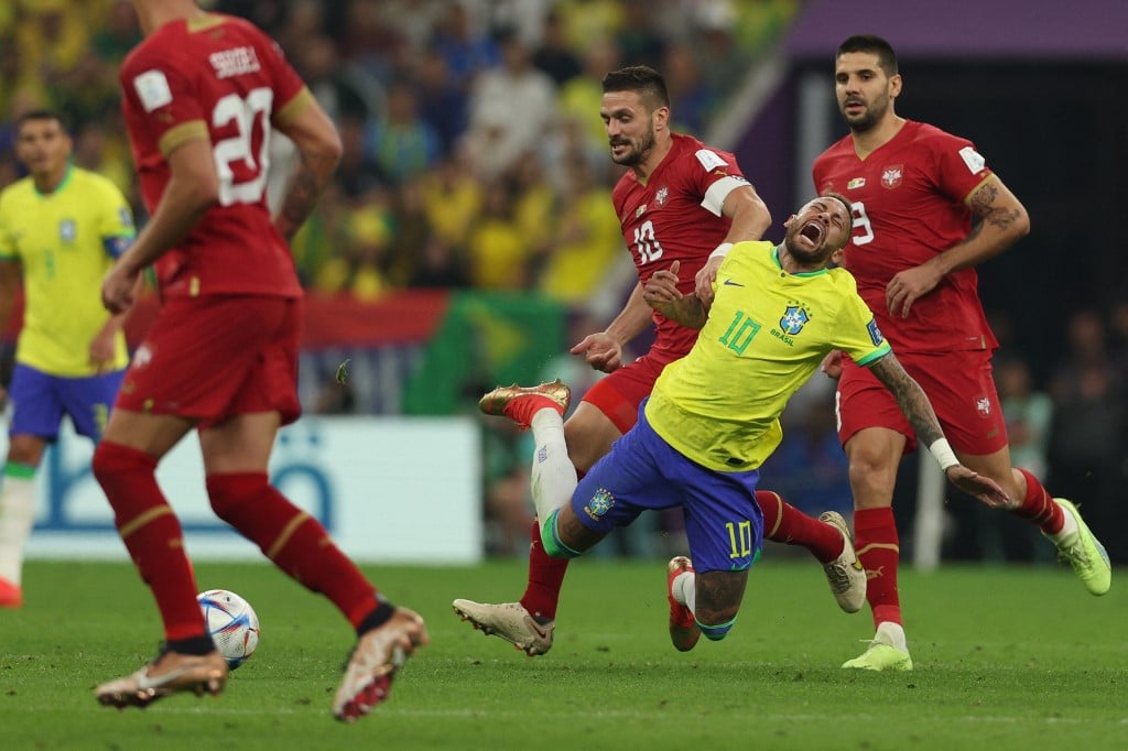 Neymar suffers injury scare as Brazil beat Serbia