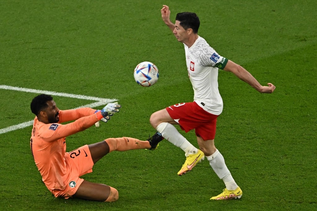 Lewandowski breaks World Cup duck as Poland beat Saudi Arabia