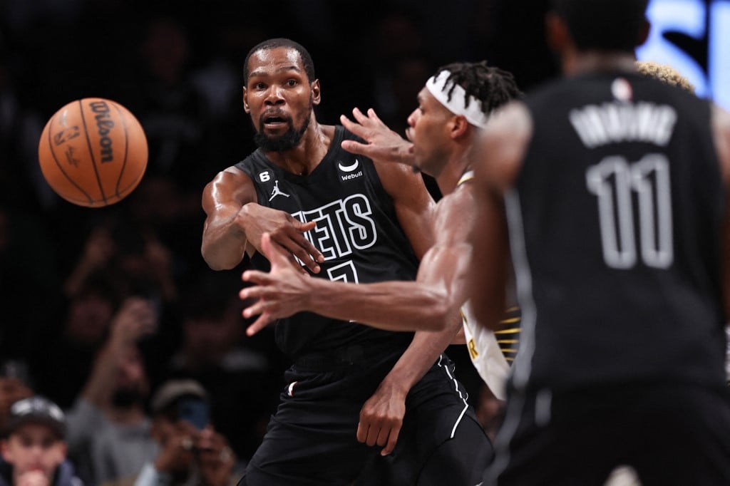 Kevin Durant passes the ball to Kyrie Irving of the Brooklyn Nets during the fourth quarter of the game against the Indiana Pacers at Barclays Center on October 31, 2022 in New York City. Photo by Dustin Satloff / GETTY IMAGES NORTH AMERICA / Getty Images via AFP