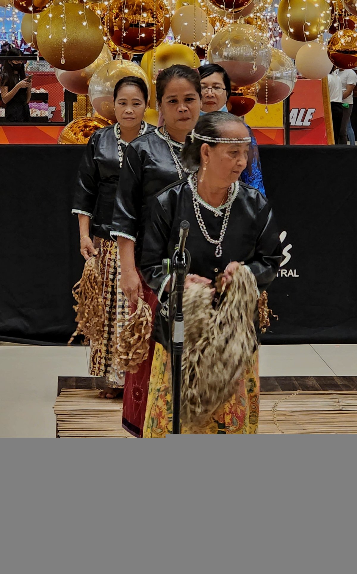 Traditional dance from the Pala'wan group.