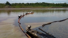 Indigenous people hold foreign tourists in Peruvian Amazon after oil spill