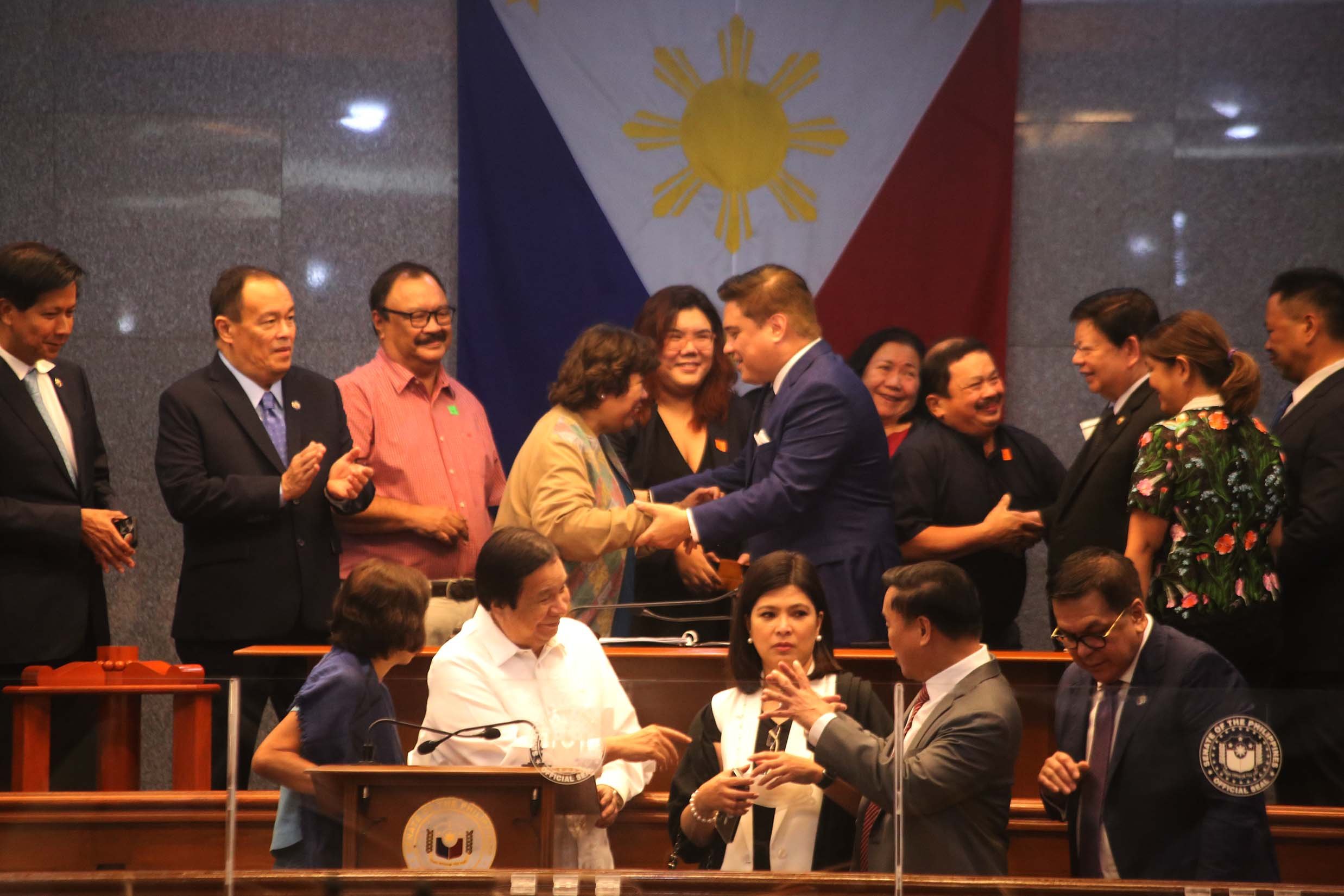 Members of the House of Representatives congratulate Department of Migrant Workers Secretary Susan Ople
and Commission on Audit chairman Gamaliel Cordoba for hurdling the powerful Commission on Appointments
confirmation hearing. | Photograph by Al Padilla for the daily tribune @tribunephl_al
