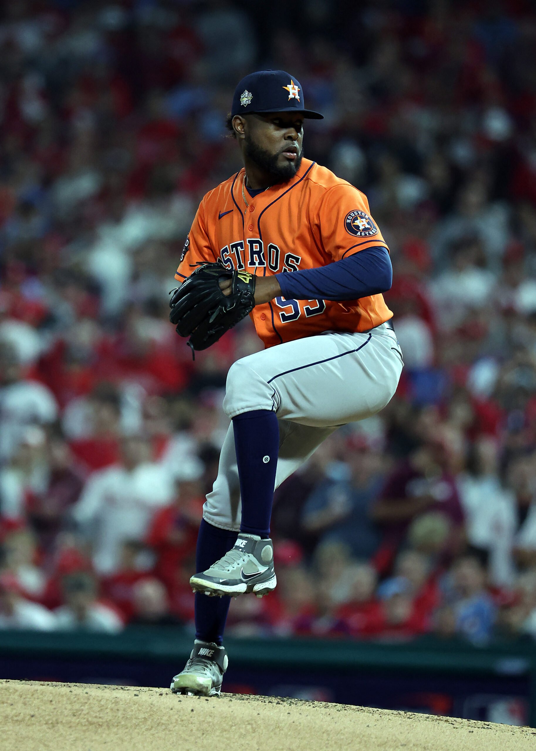 AL BELLO/AGENCE FRANCE-PRESSE
CRISTIAN Javier throws six innings without surrendering a hit to lead the Houston Astros to a masterful 5-0 win over the Philadelphia Phillies in Game 4 of the best-of-seven World Series.