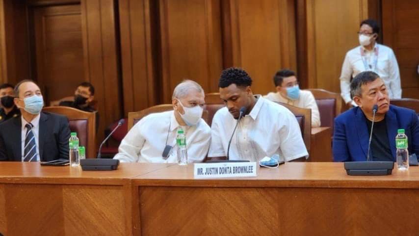 Justin Brownlee draws the support from SBP executive director Sonny Barrios during the first reading of the measure seeking for his naturalization. Photo by SBP