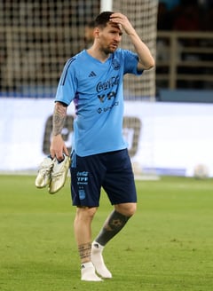 Messi kicks off farewell tour