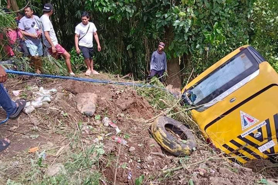 School bus, nahulog sa bangin; isa patay