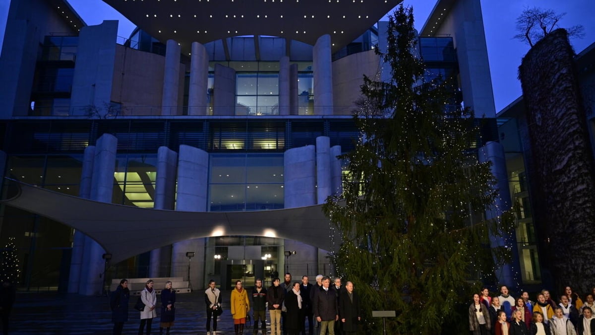 Chancellor’s Christmas tree lights on for short time