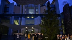 Chancellor’s Christmas tree lights on for short time