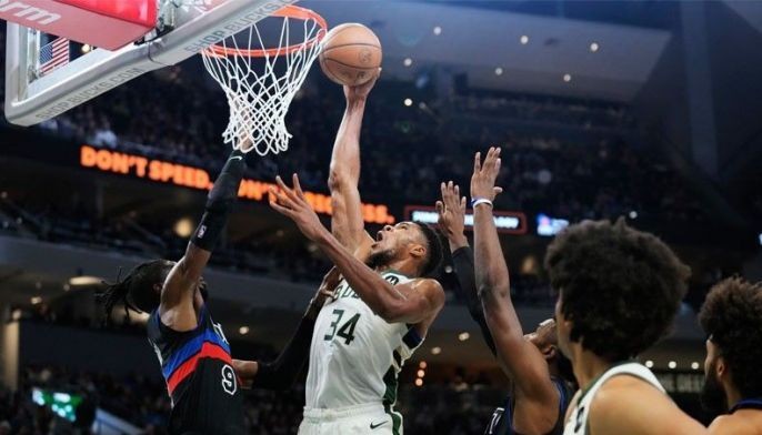 Giannis, Bucks stay perfect