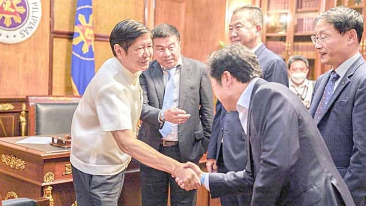 PHOTOGRAPH COURTESY OF PBBM FACEBOOK
PPPs tapped as Internet booster President Ferdinand ‘Bongbong’ Marcos wanted to tap the best minds to make the Philippines the technology center of the region starting with an efficient and fast Internet service.