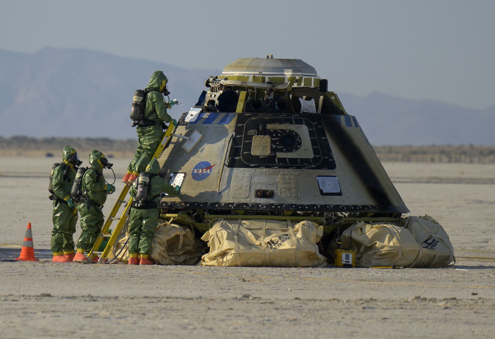 BOEING and NASA teams work around the CST-100 Starliner spacecraft after it landed at White Sands Missile Range’s Space Harbor early this year. The spacecraft’s first manned flight had been hit by one glitch after another, causing its reset. | BILL INGALIS/NASA/Agence france-presse