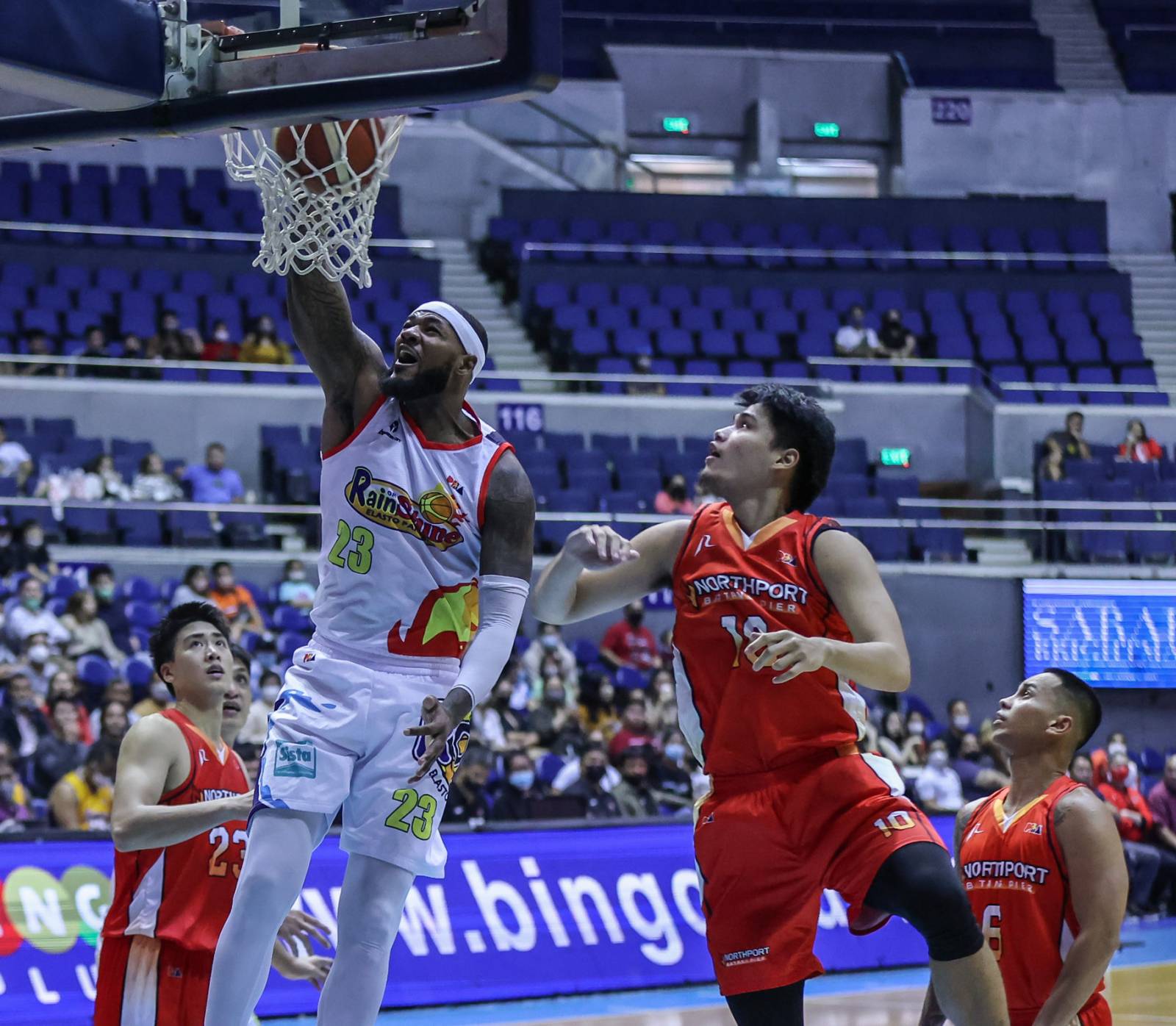 Steve Taylor Jr.’s inside stab put the Elasto Painters back in the driver’s seat in the final seconds of the game. Photo by Rio Deluvio