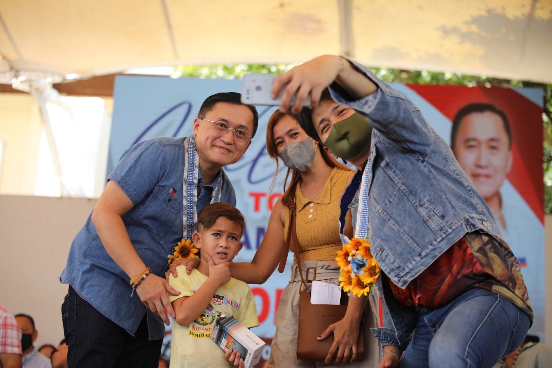 Bong Go provides aid to indigents in Iba, Zambales