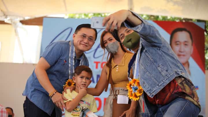 Bong Go provides aid to indigents in Iba, Zambales