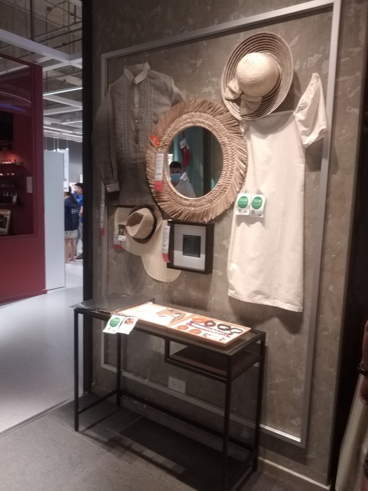 PHOTOGRAPHS BY 
FANCINE MARQUEZ 
FOR THE DAILY TRIBUNE 
IKEA touches at the Juan and Pilar booth.
