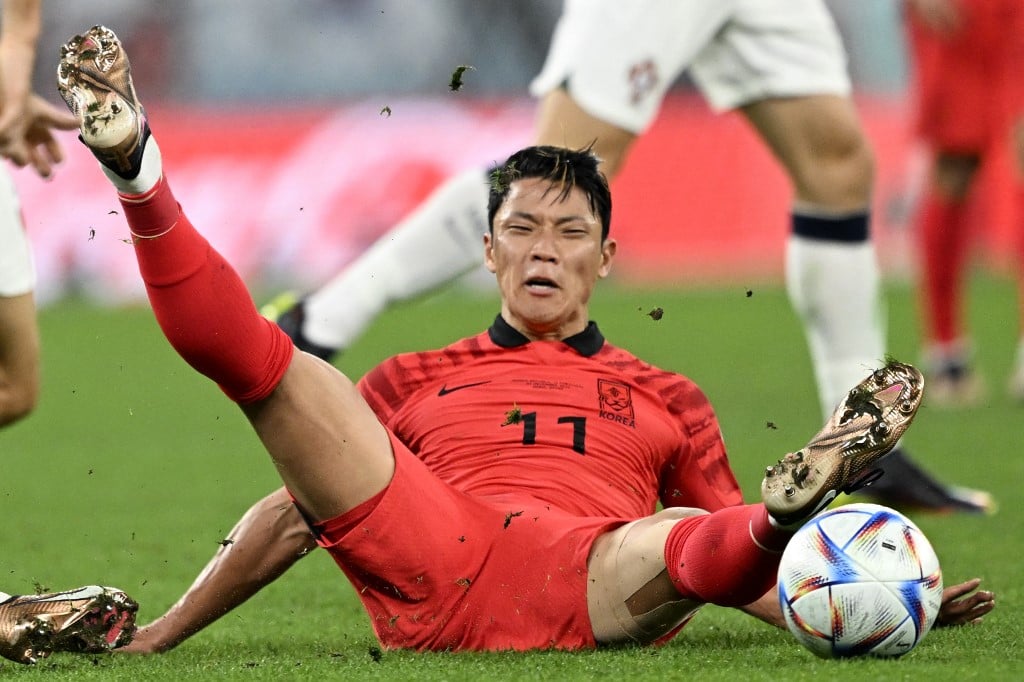 South Korea score injury-time winner to reach World Cup last 16