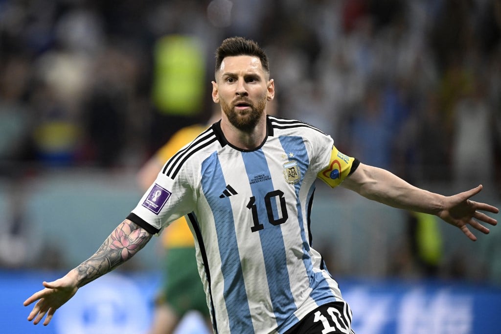 Dutch sweep into World Cup quarters as Messi takes centre-stage