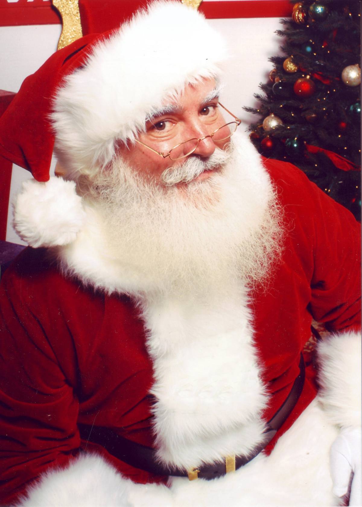 Jonathan G Meath portrays Santa Claus. | PHOTOGRAPH COURTESY OF Jonathan Meath (CC BY-SA 2.5) https://creativecommons.org/licenses/by-sa/2.5/deed.en