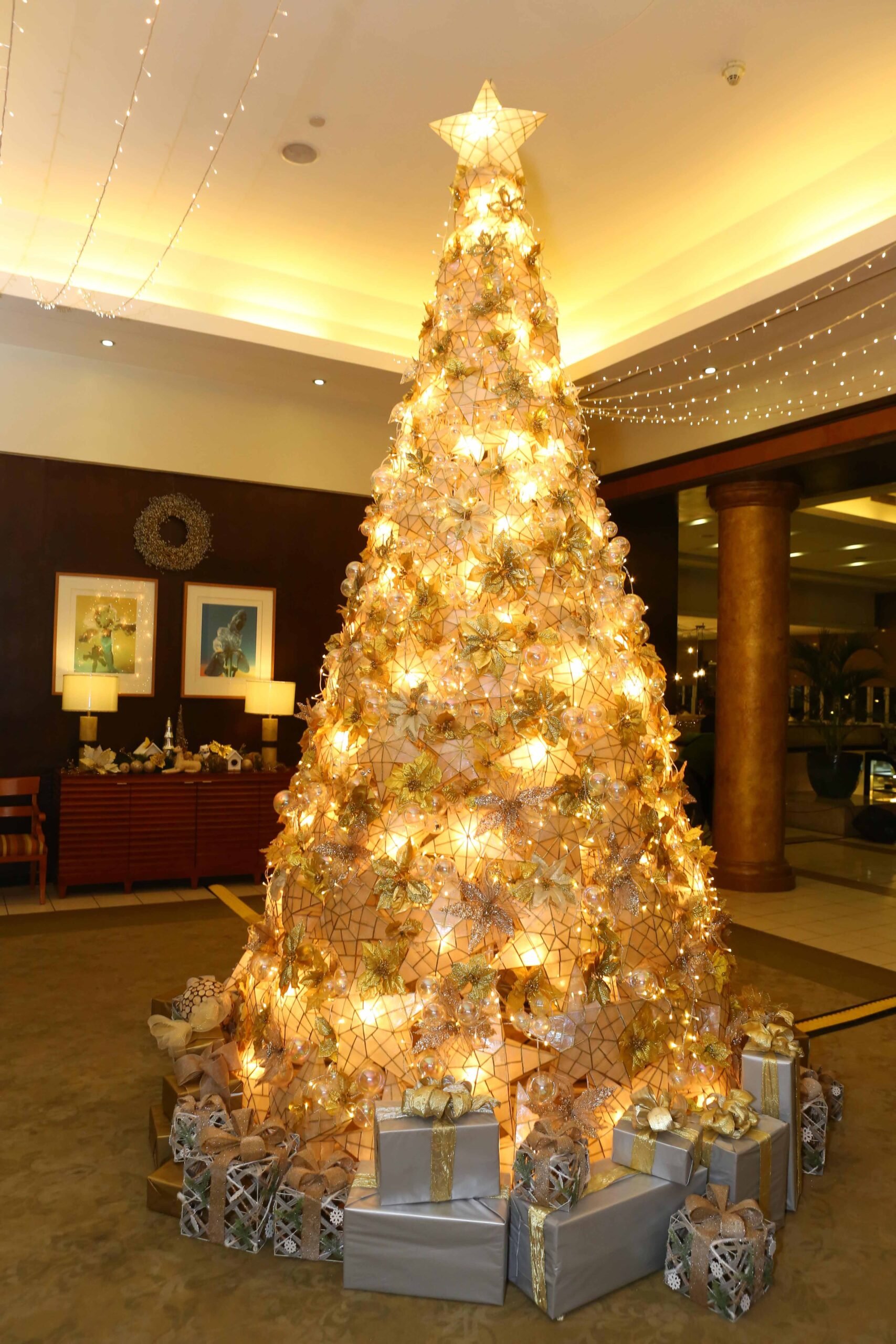 WELCOMING THE HOLIDAYS WITH LIGHT, FOOD, AND WINE