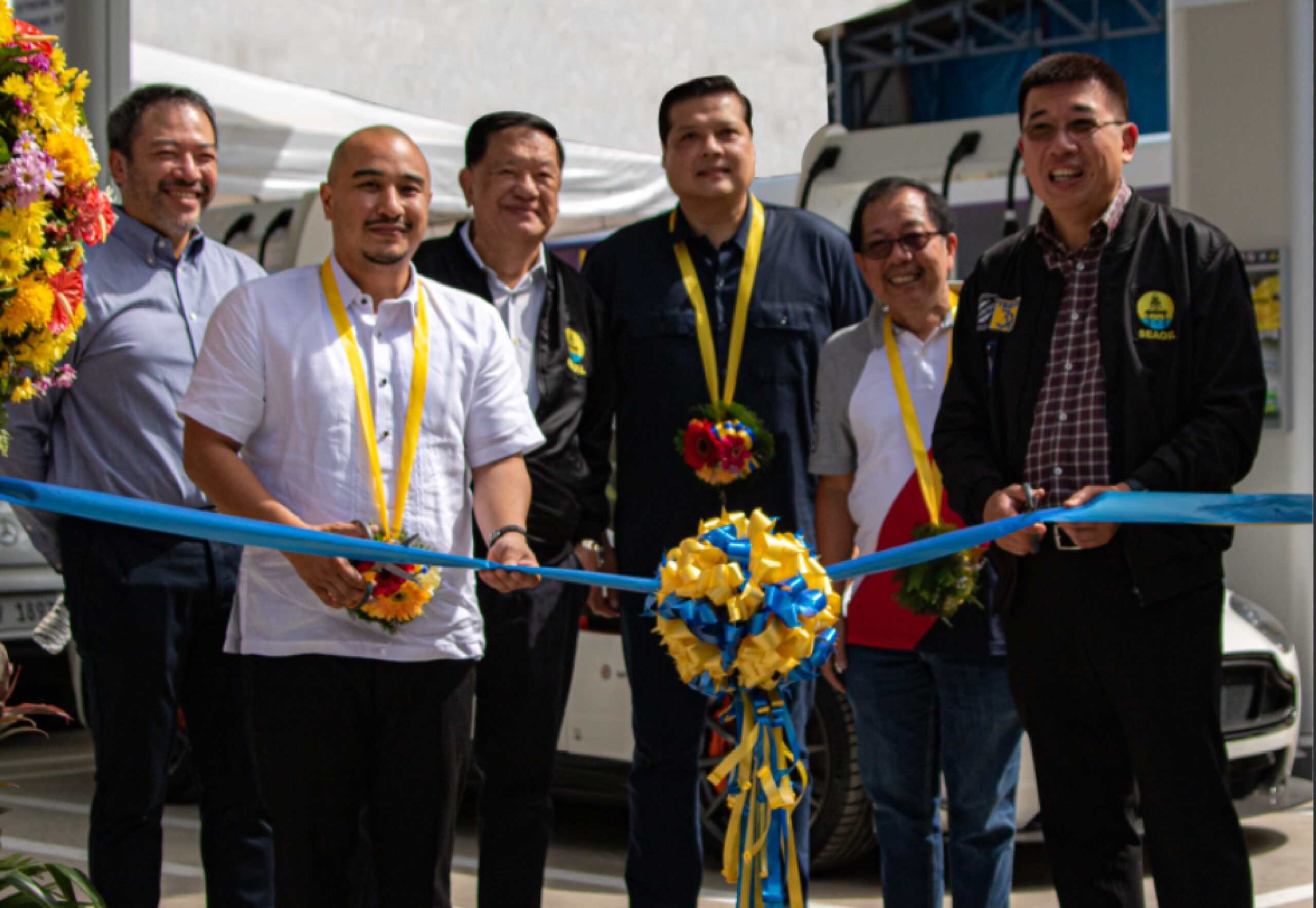 SEAOIL CEO Glenn Yu and Atty. Jeron Manzanero from the Office of the City Administrator of Pasig led the ribbon cutting ceremony during the grand opening of SEAOIL’s 700th station in C5 Ugong. Joining them are (back row from left to right) SEAOIL President for Commercial Business and COO Stephen Yu, SEAOIL Chairman Francis Yu, Pasig City Vice Mayor Robert Vincent Jaworski Jr., and Engr. Engracio Santiago representing Barangay Ugong Chairman, Lizbeth Santiago. | Photograph courtesy of SEAOIL