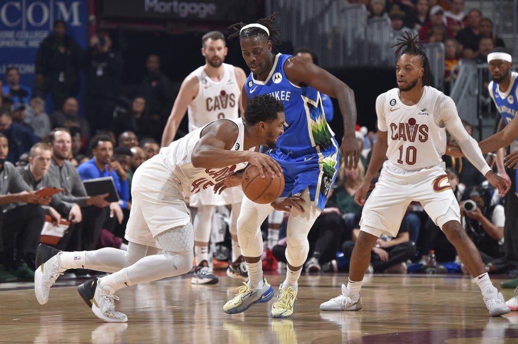 Cavs beat Bucks, Raptors end Knicks winning streak