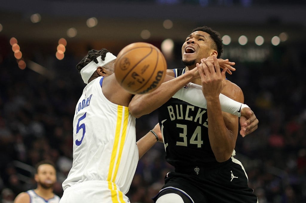 Antetokounmpo powers Bucks over Warriors