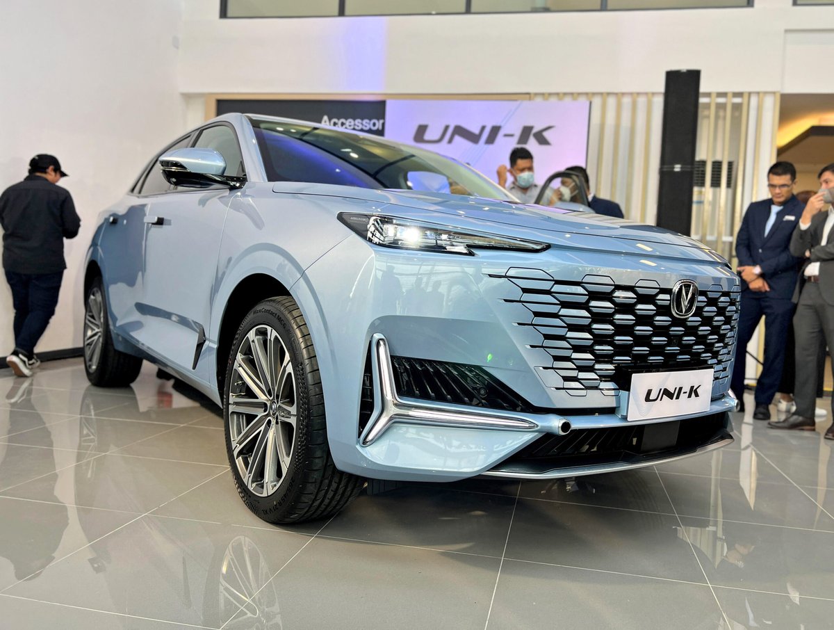 CHANGAN Uni-K is the bigger sibling in the Uni Crossover Series. The interior stands out for me, so far, with its smart quadruple screen interactive layout, a huge sunroof, use of gloss black trims, premium-looking black seats, and a 12-speaker system.