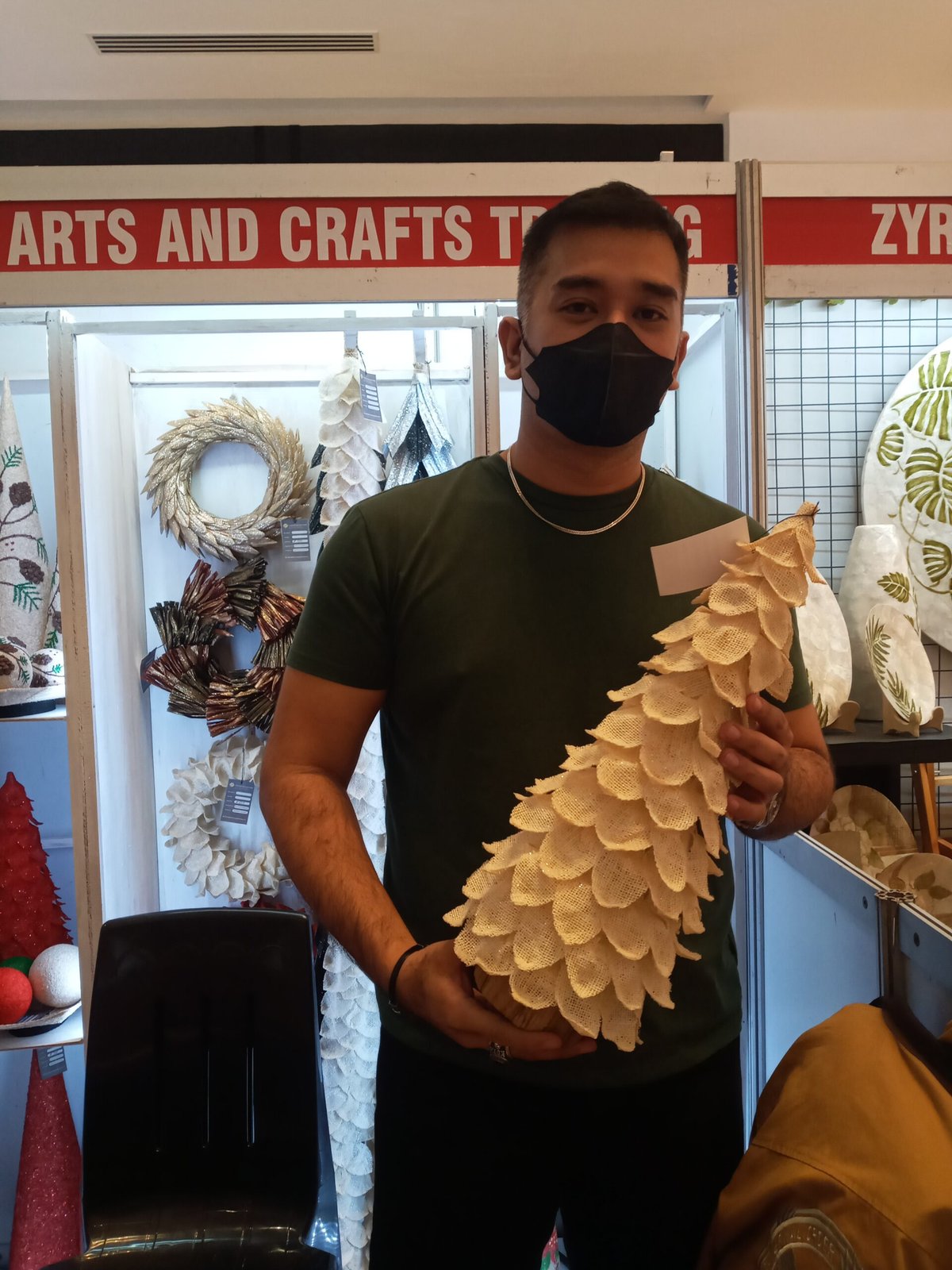 Holiday decor with a ‘golden’ touch