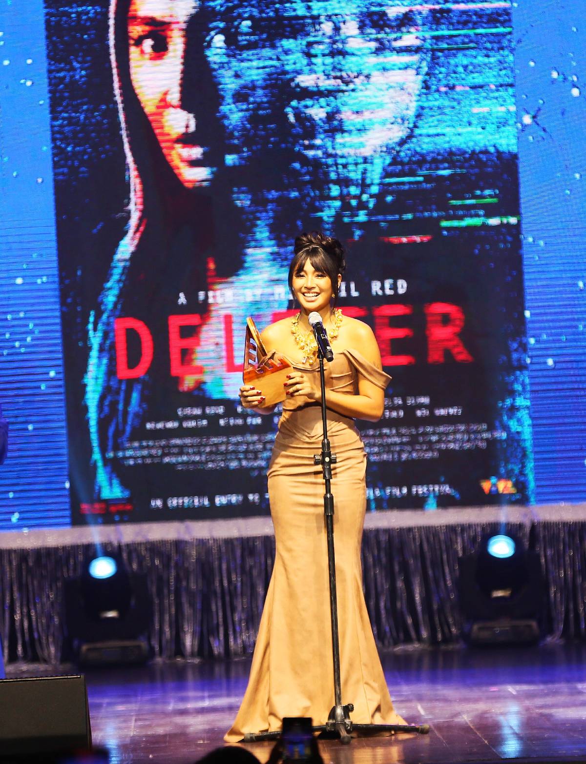 Nadine Lustre wins MMFF Best Actress for 'Deleter.'
