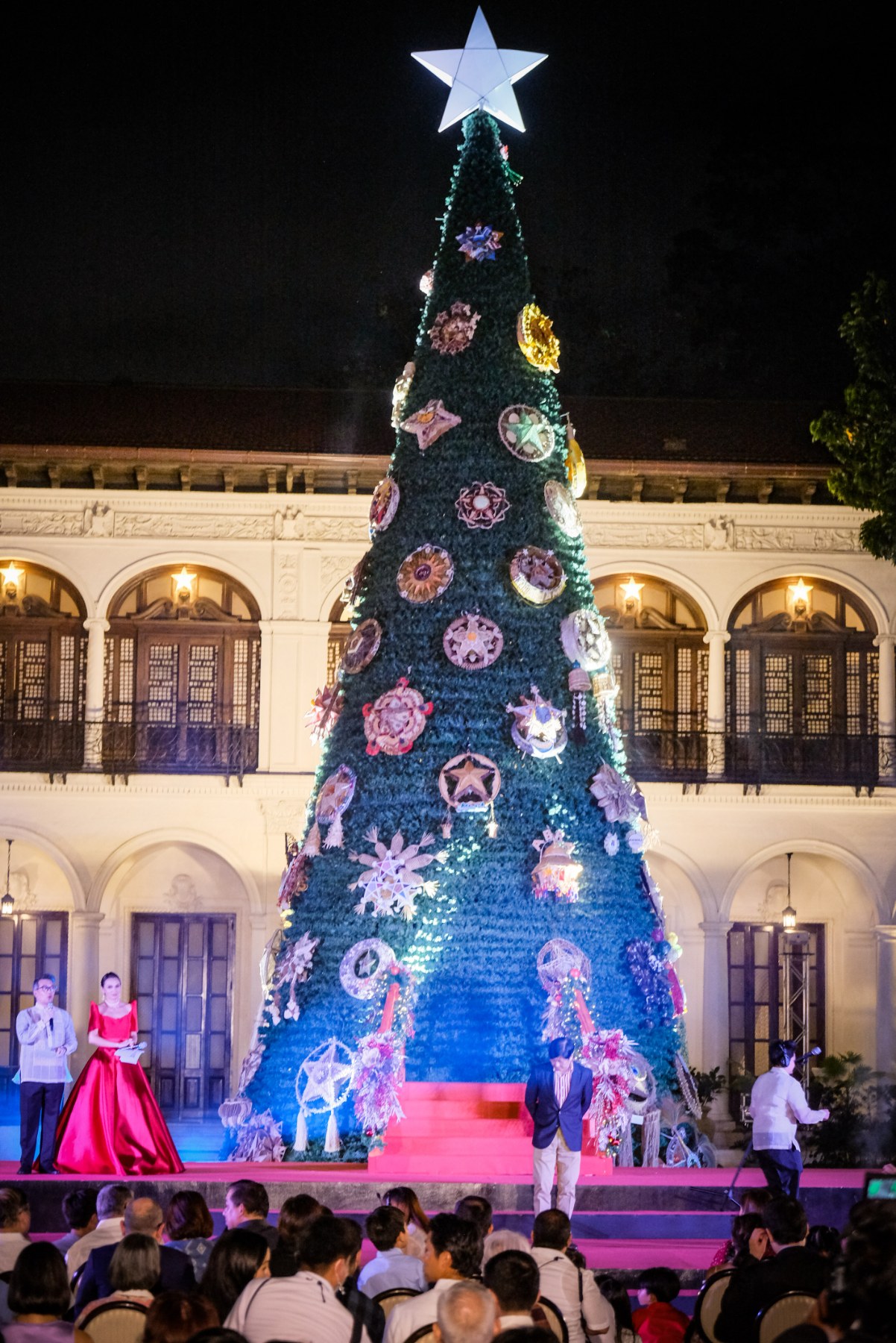 Marcos lights up Malacañang Christmas tree
