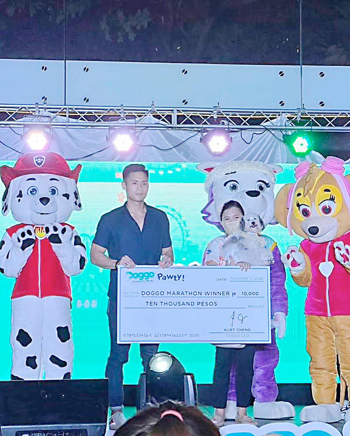 DOGGO CEO Kurt Cheng awards the cash prize to Panpan, the Shih Tzu who won the Doggo Marathon.
