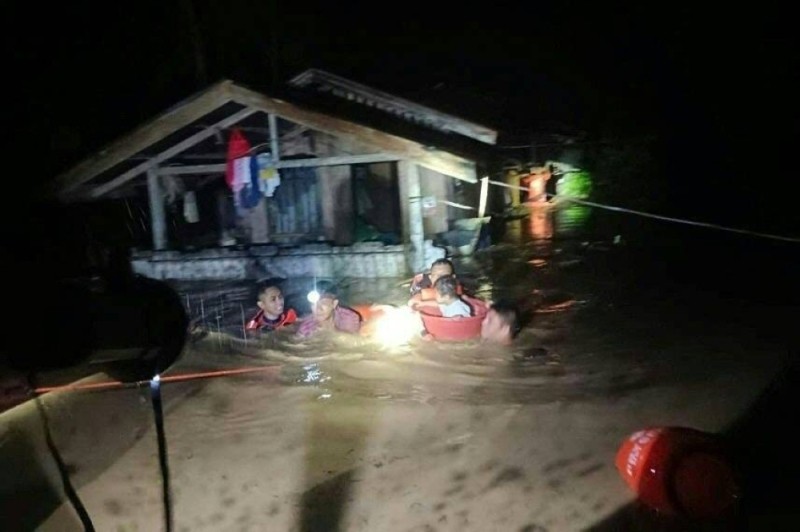 Mindanao floods force tens of thousands to flee homes