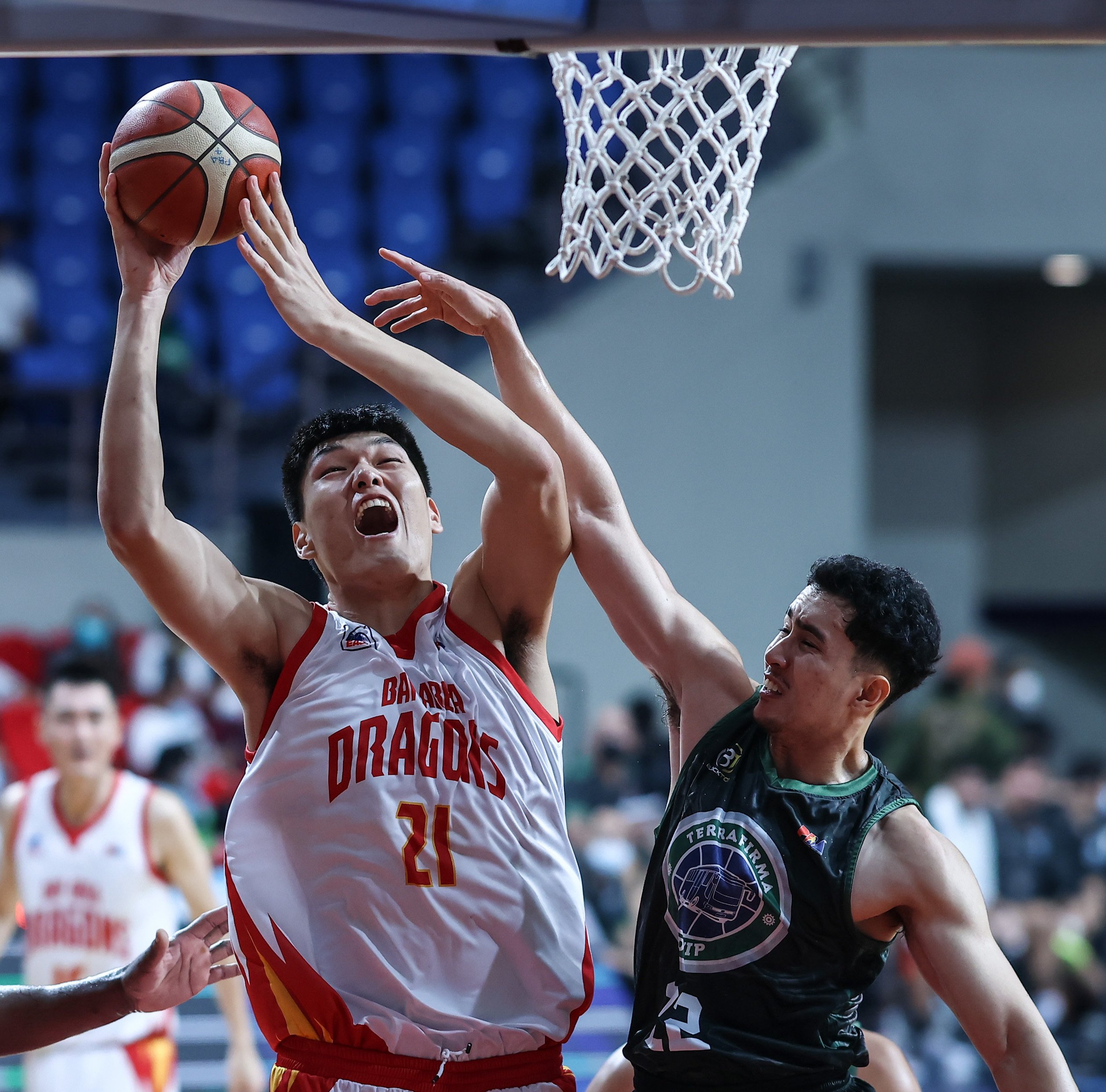 Liu Chuanxing of Bay Area gets to test his prowess against June Mar Fajardo of San Miguel in their PBA Commissioner’s Cup best-of-five semifinal series. Photo by Rio Deluvio