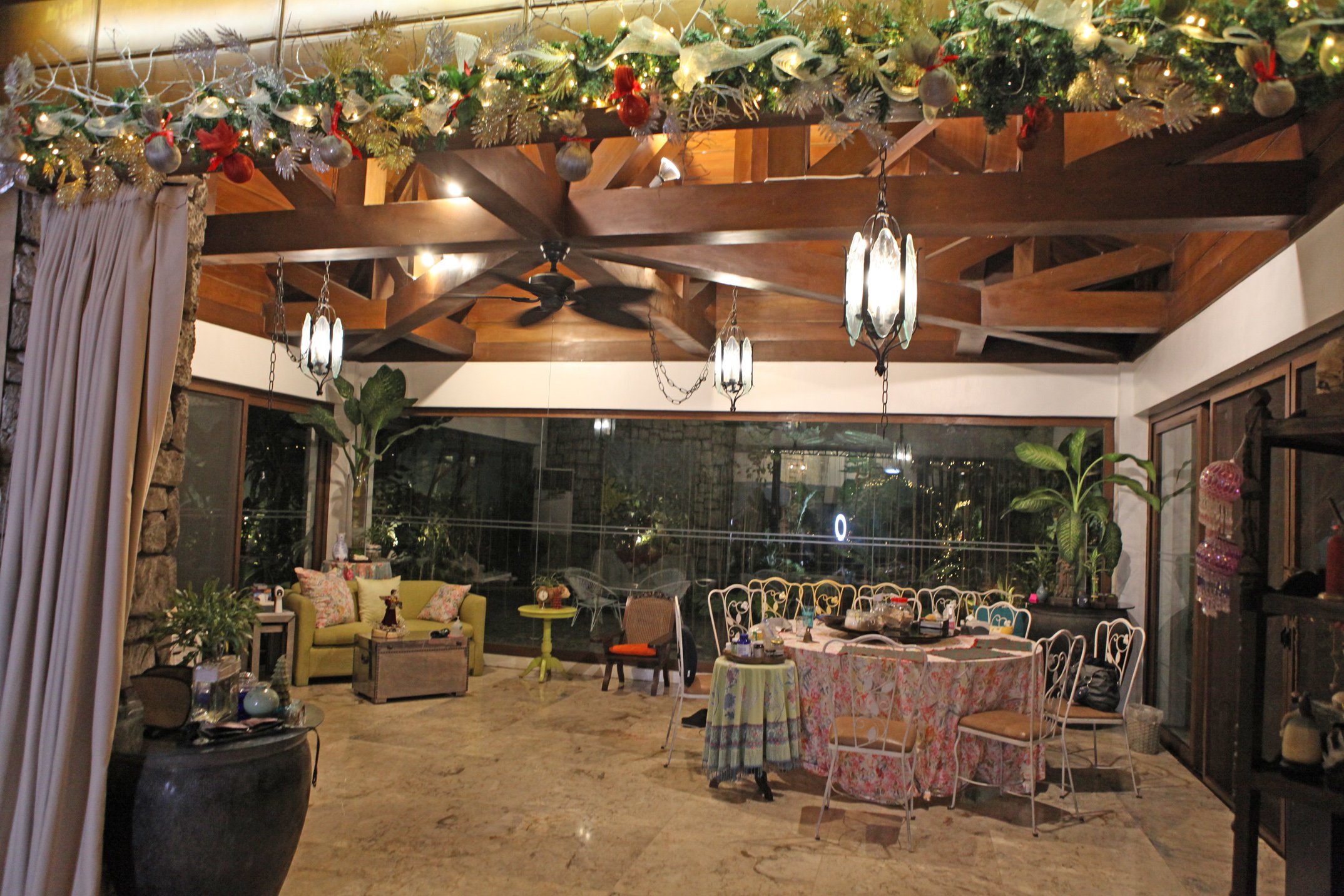 PHOTOGRAPHS BY JOEY MENDOZA FOR THE DAILY TRIBUNE<br />CHRISTMAS garland-draped wide door leads to the spacious lanai.