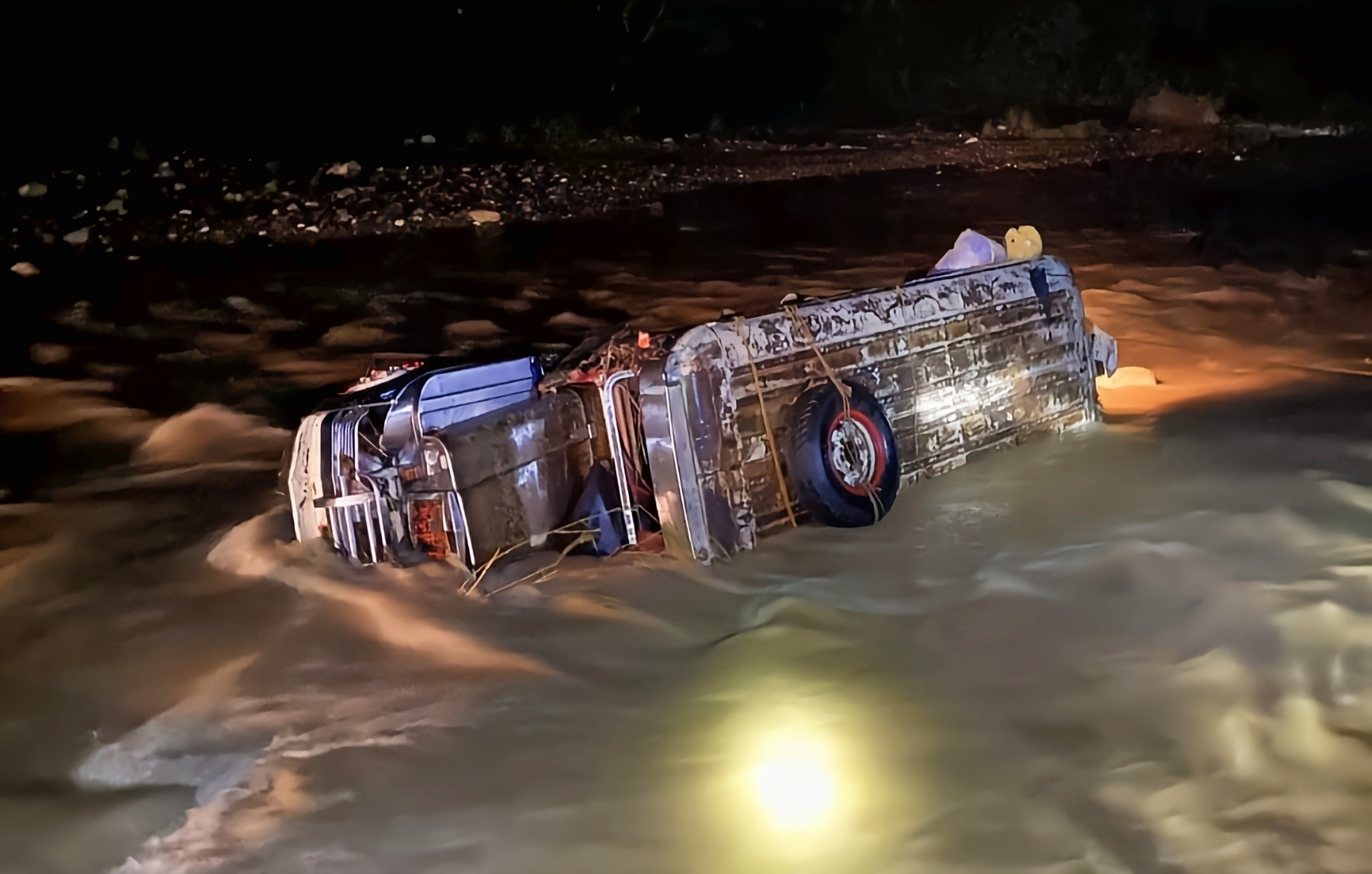 Flash flood sweeps away jeepney, 8 passengers die