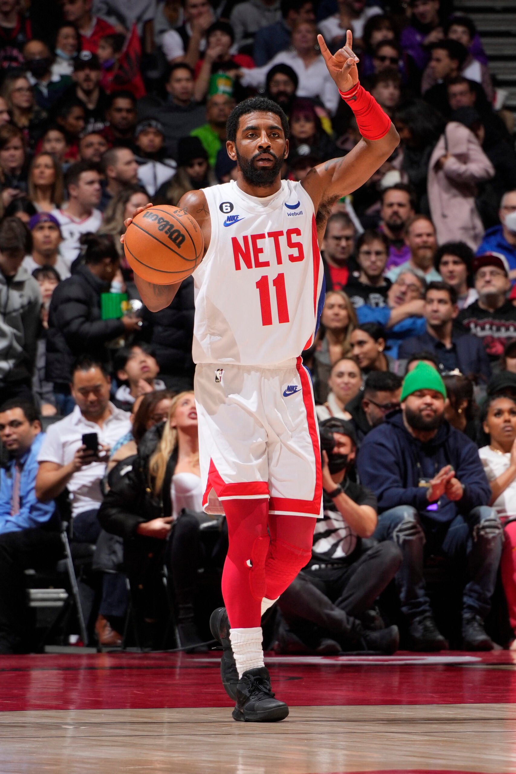 Kyrie Irving and the Brooklyn Nets notch their fifth straight win by edging the Toronto Raptors, 119-116. | ANDREW LAHODYNSKYJ/AGENCE FRANCE-PRESSE