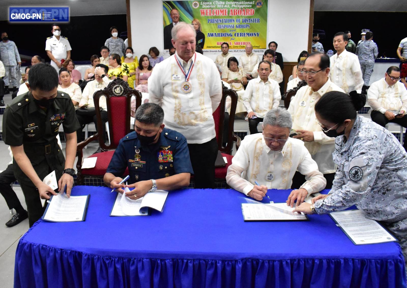Philippine Air Force Brigadier General Fermin M. Carangan and MD 301 Council of Governors chair Frederick Lim signed the memorandum of understanding in Taguig City. | PHOTOGRAPHs COURTESY OF CIVIL MILITARY OPERATIONS GROUP-PHILIPPINE NAVY