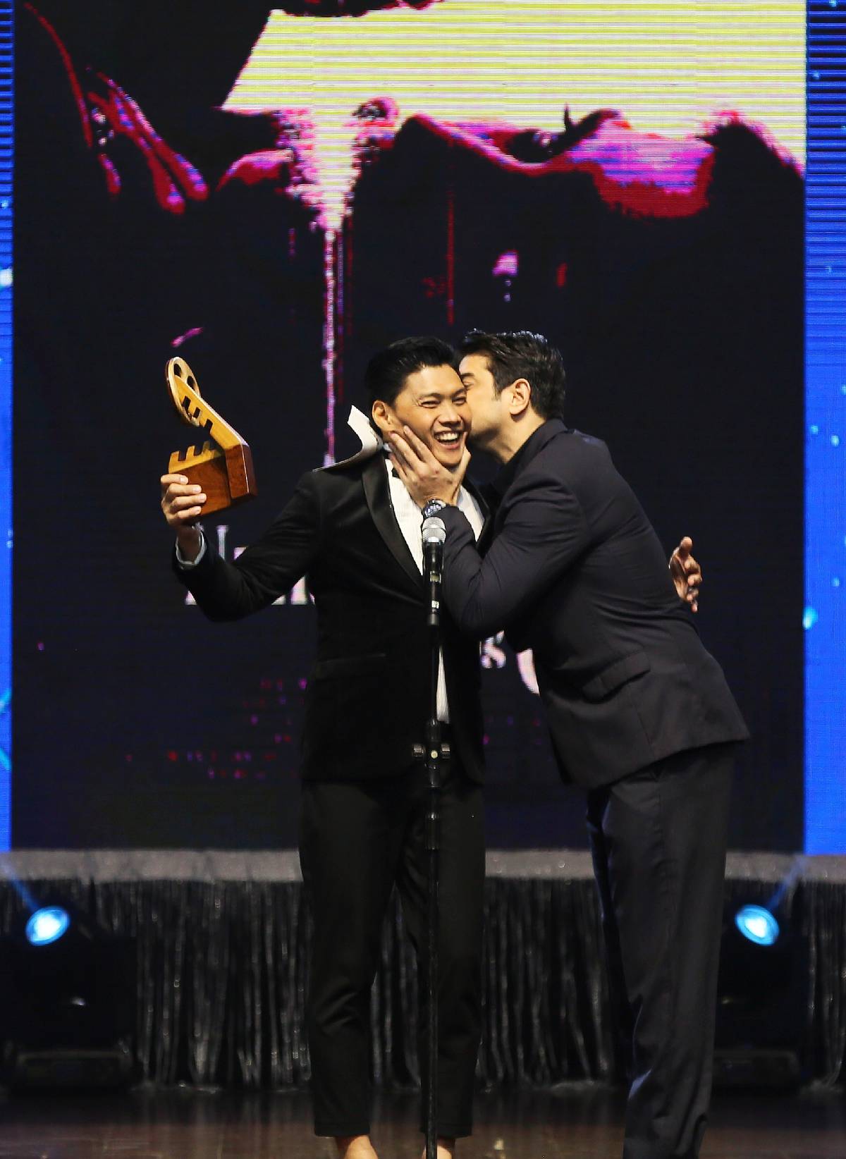 Photographs by Analy Labor for the Daily Tribune @tribunephl_ana<br />Mon Confiado and Ian Veneracion, Best Supporting Actor and Best Actor, respectively, for 'Nanahimik Ang Gabi.