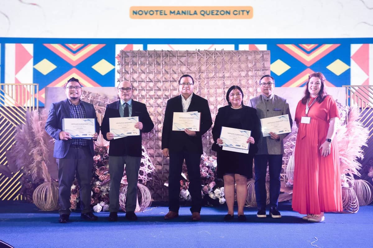 ISSUP Global Representative Joana Travis Roberts (rightmost) leads the oathtaking ceremony of PASS officers as the new representatives of the ISSUP national chapter in the Philippines. (Photo courtesy of the US Embassy)